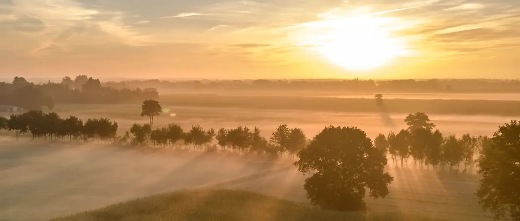 Amanecer sobre el campo, imagen de un nuevo comienzo tras el tratamiento