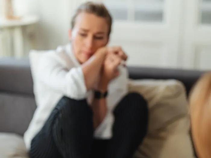 Mujer sentada en un sillón durante una sesión de contención emocional